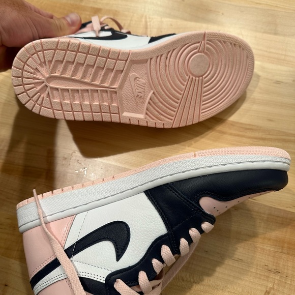 NIKE AIR JORDAN 1 RETRO HIGH - Picture 4 of 11